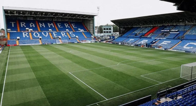 Góc nhìn toàn cảnh sân vận động Prenton Park từ khán đài, nơi các cổ động viên Tranmere Rovers hòa mình vào không khí bóng đá