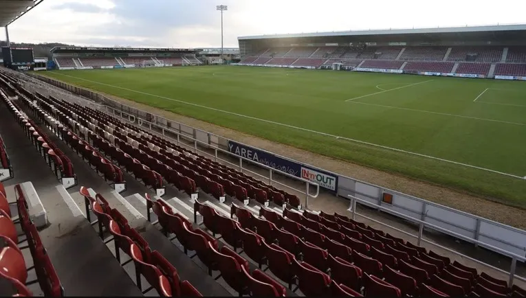 Góc nhìn toàn cảnh Sixfields Stadium từ khán đài, trước giờ bóng lăn