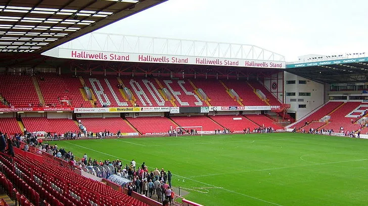 Góc nhìn tổng thể các khán đài bên trong sân Bramall Lane, cho thấy sự kết hợp giữa cổ điển và hiện đại.
