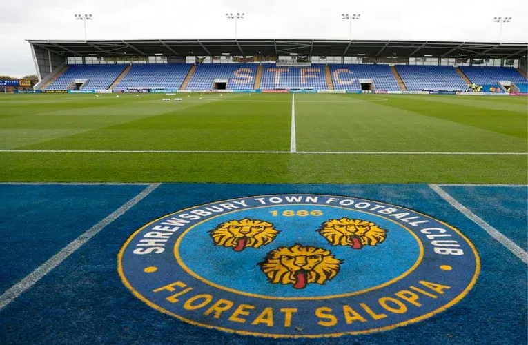 Góc nhìn từ đường biên sân Croud Meadow, nơi các trận đấu nảy lửa của Shrewsbury Town diễn ra.