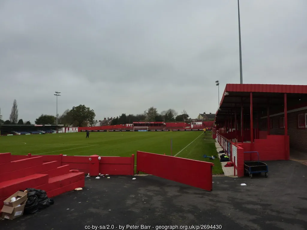 Góc nhìn từ đường biên sân Impact Arena, nơi chứng kiến những pha bóng kịch tính của Alfreton Town