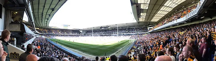 Góc nhìn từ khán đài, bao quát không gian thi đấu đầy cảm xúc tại White Hart Lane