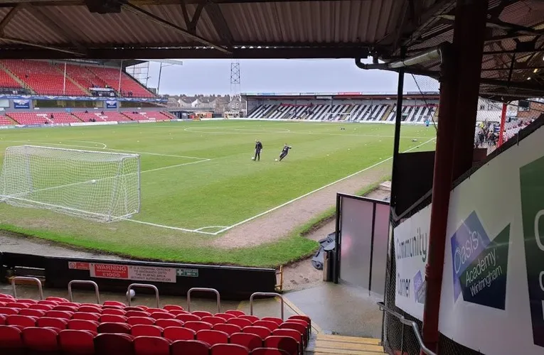 Góc nhìn từ khán đài bên trong sân Blundell Park, nơi cổ động viên Grimsby Town theo dõi trận đấu.