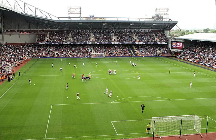 Góc nhìn từ khán đài bên trong sân Boleyn Ground, cho thấy sự gần gũi giữa người hâm mộ và mặt sân thi đấu