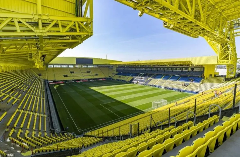 Góc nhìn từ khán đài bên trong sân Estadio de la Cerámica, cảm nhận không khí sôi động của trận đấu.