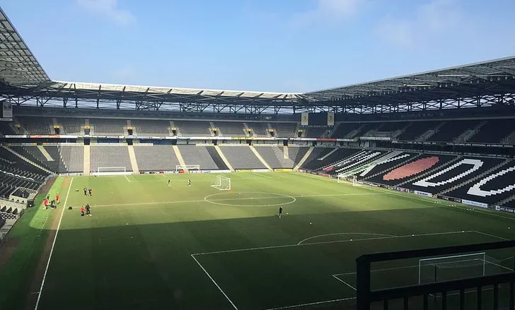 Góc nhìn từ khán đài bên trong Stadium MK, thể hiện cấu trúc bát và hàng ghế trống trải