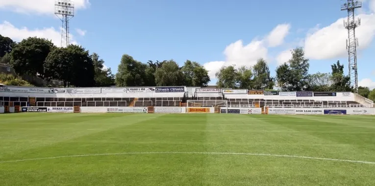 Góc nhìn từ khán đài Bristol End của sân Twerton Park, thường dành cho các cổ động viên đội khách
