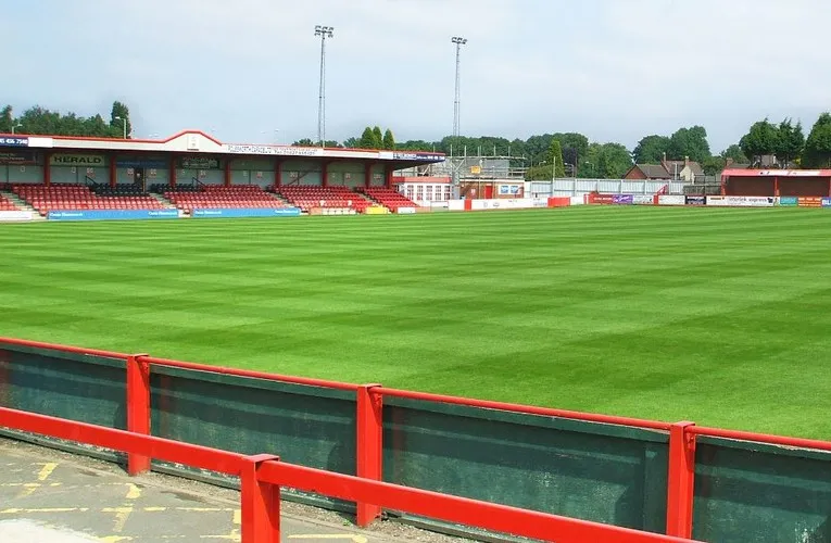 Góc nhìn từ khán đài chính tại sân The Lamb Ground, Tamworth, hướng ra mặt sân và các khu vực khác