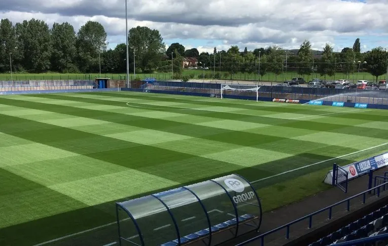 Góc nhìn từ khán đài chính tại sân vận động Tameside Ashton