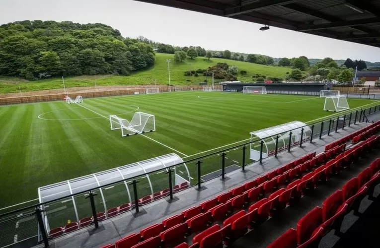 Góc nhìn từ khán đài Flamingo Land Stadium, cho thấy toàn cảnh sân cỏ nhân tạo và các khu vực chỗ ngồi.