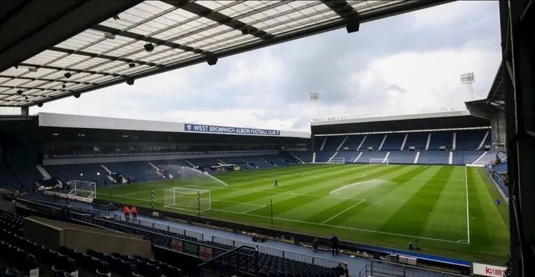 Góc nhìn từ khán đài The Hawthorns, thể hiện sự gần gũi giữa cổ động viên và sân cỏ.