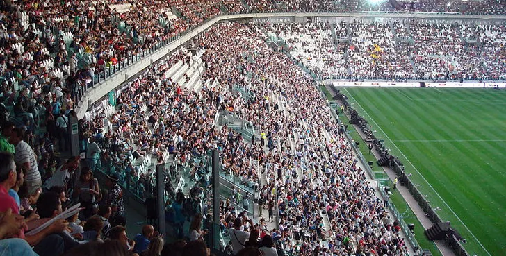 Góc nhìn từ khán đài Tribuna Est của Juventus Stadium, nơi cổ động viên có thể chiêm ngưỡng toàn cảnh trận đấu