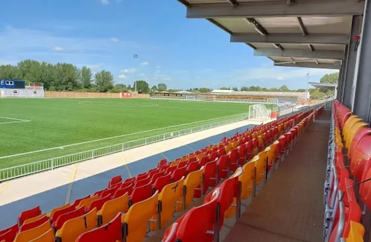Góc nhìn từ khán đài về phía sân cỏ nhân tạo Tiger Turf Stadium của Gloucester City.