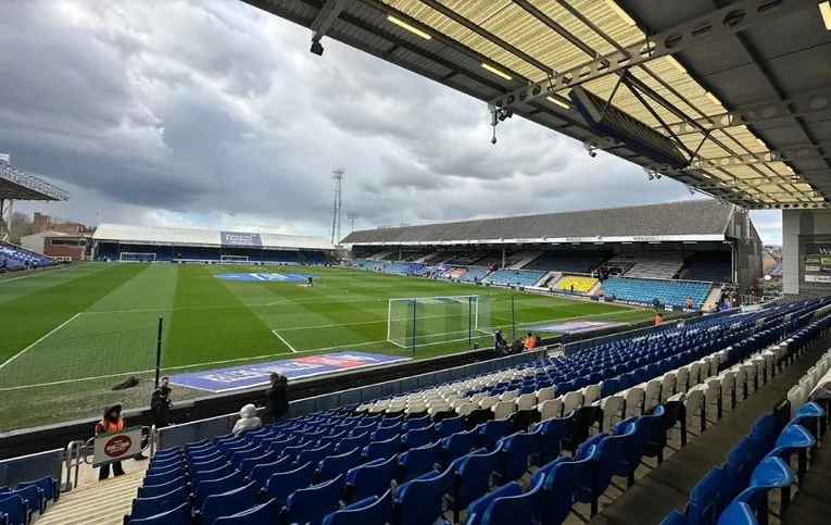 Góc nhìn từ khán đài Weston Homes Stadium, bao quát sân bóng London Road