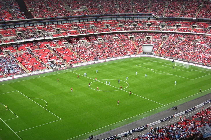 Góc nhìn từ khán đài xuống mặt sân Wembley xanh mướt