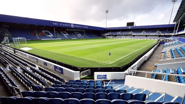 Góc nhìn từ khán đài xuống sân Loftus Road của QPR