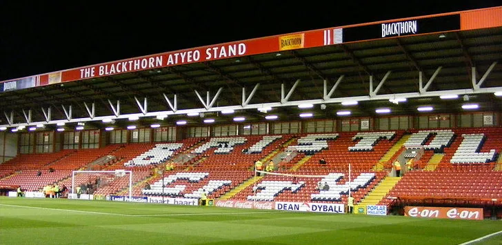 Góc nhìn từ một khán đài hiện đại tại sân Ashton Gate, thể hiện không khí bóng đá