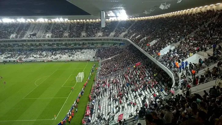 Góc nhìn từ một khán đài tại Matmut Atlantique, sân nhà Girondins de Bordeaux.