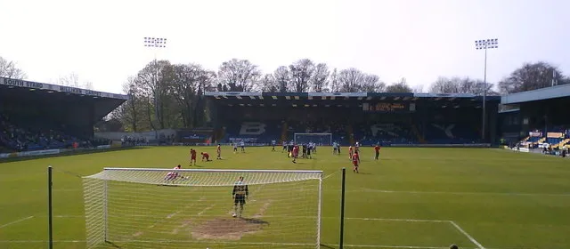 Góc nhìn từ phía sau khung thành ra toàn bộ sân Gigg Lane, sân nhà của Bury FC