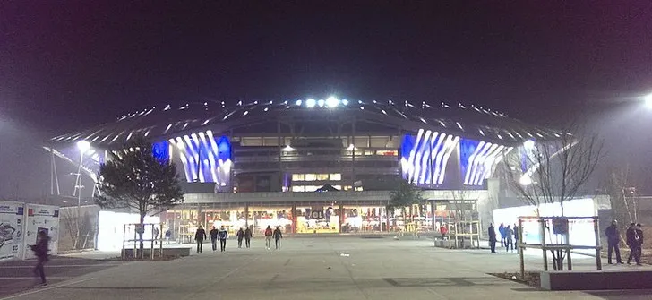 Groupama Stadium nhìn từ trên cao vào một ngày nắng đẹp