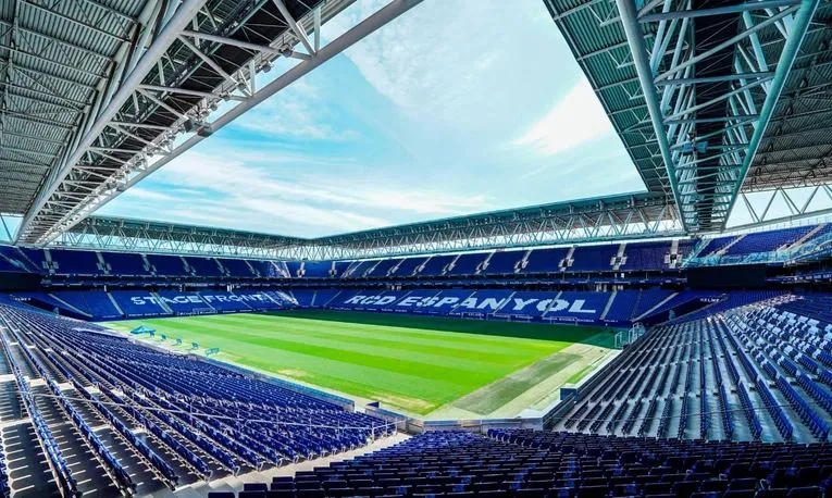 Hàng ghế khán đài hiện đại bên trong sân Stage Front Stadium, ngôi nhà của RCD Espanyol