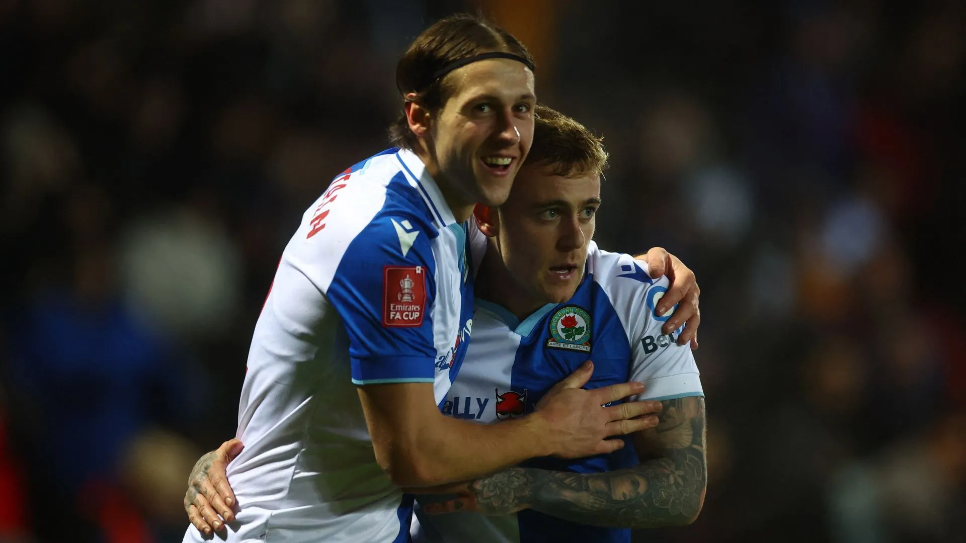 Hậu vệ Callum Brittain (Blackburn Rovers) tranh bóng cùng đồng đội Sammie Szmodics
