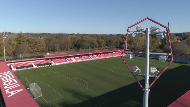 Hệ thống đèn pha hiện đại tại sân Peninsula của Salford City