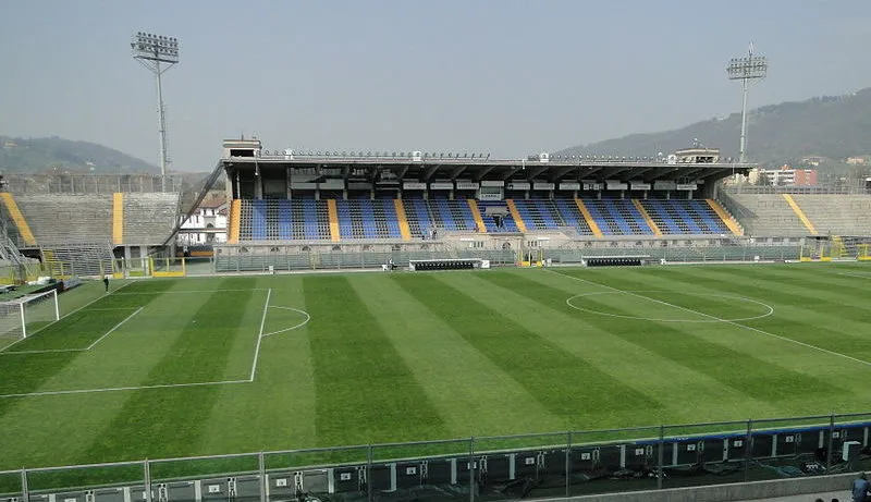 Hình ảnh cận cảnh khán đài và ghế ngồi tại sân vận động Gewiss Stadium khi không có khán giả
