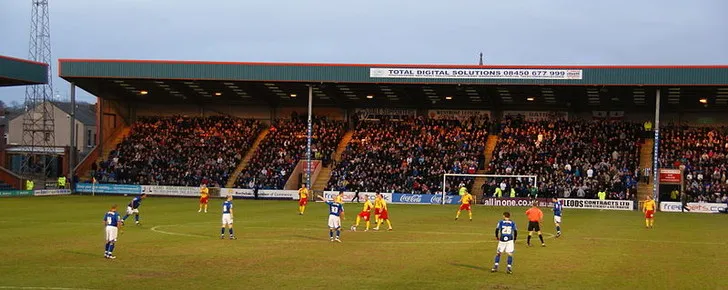 Hình ảnh cầu thủ Rochdale AFC trong trận đấu trên sân nhà Spotland