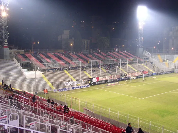 Hình ảnh cũ của sân Stade du Ray, sân nhà trước đây của OGC Nice, gợi lên nhiều hoài niệm