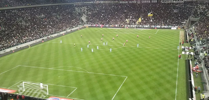 Hình ảnh đối đầu kịch tính giữa Juventus và Napoli trên sân Allianz Stadium, biểu tượng Serie A