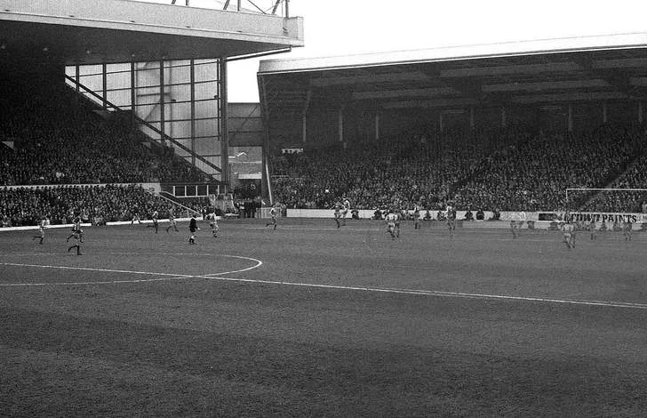 Hình ảnh khán đài Centenary Stand cũ của sân Anfield, gợi nhớ một phần lịch sử kiến trúc sân đấu
