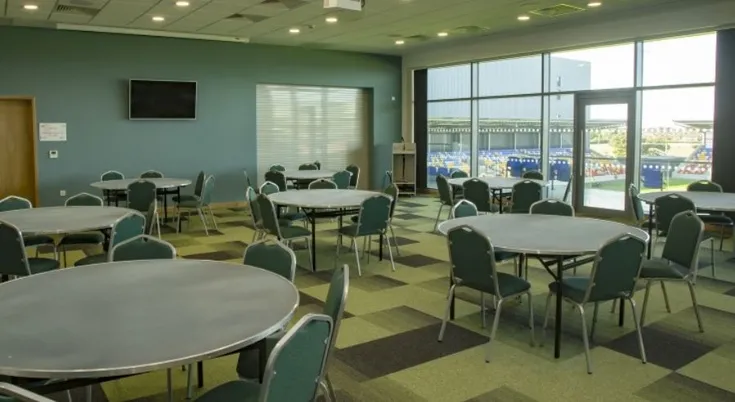 Hình ảnh khu vực hospitality sang trọng tại LNER Community Stadium, với bàn ăn được bày trí và tầm nhìn ra sân cỏ