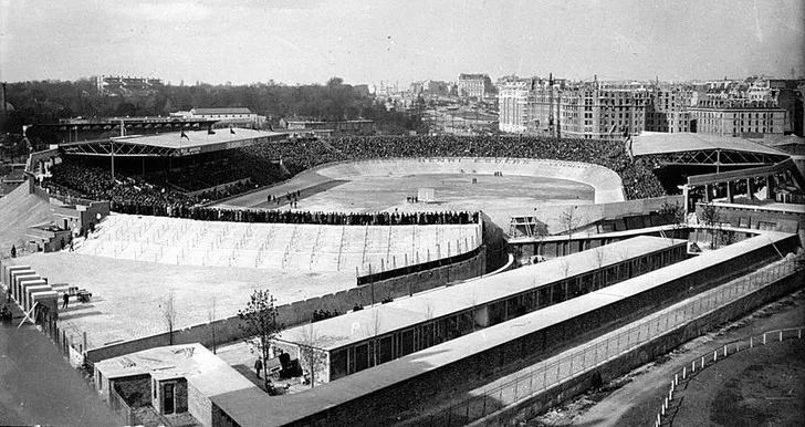 Hình ảnh lịch sử sân Parc des Princes khi còn là trường đua xe đạp velodrome vào năm 1932