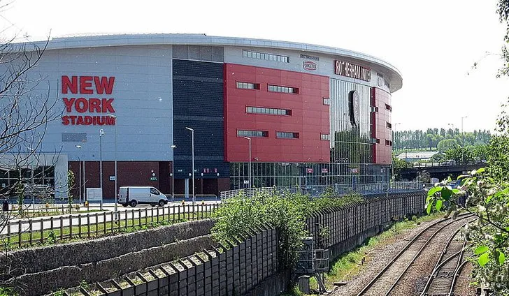 Hình ảnh New York Stadium nhìn từ đường ray tàu hỏa