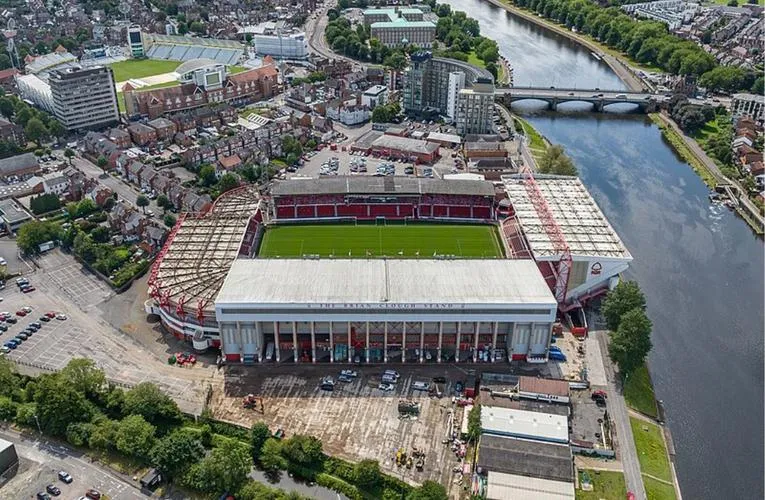 Hình ảnh The City Ground từ trên không, cho thấy kiến trúc độc đáo của sân nhà Nottingham Forest