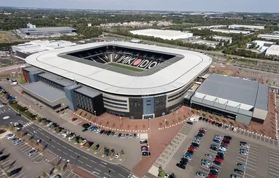 Hình ảnh trên không của Stadium MK, thể hiện toàn cảnh sân vận động hiện đại giữa khu đô thị Milton Keynes