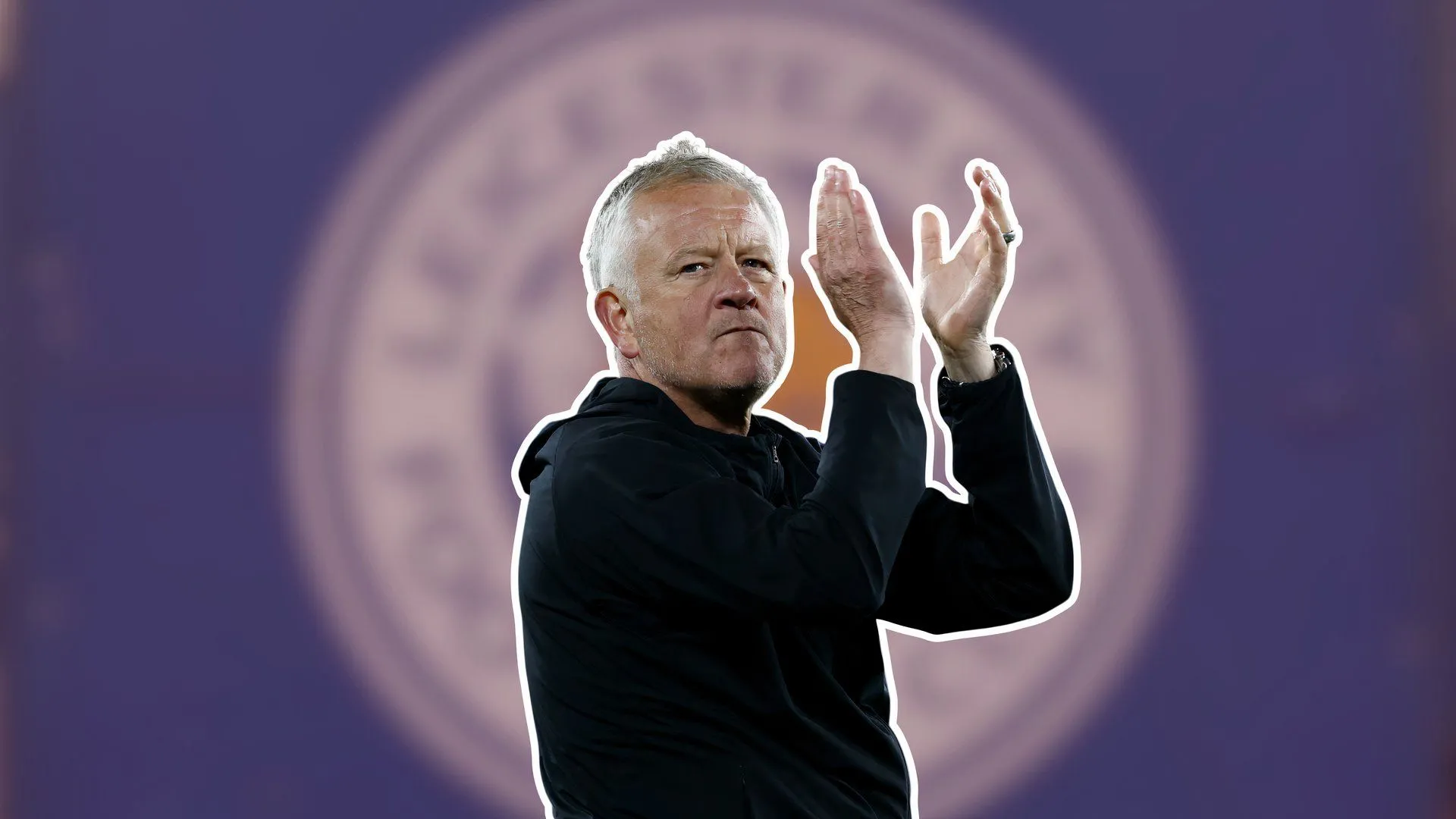 HLV Chris Wilder bên cạnh logo CLB Leicester City