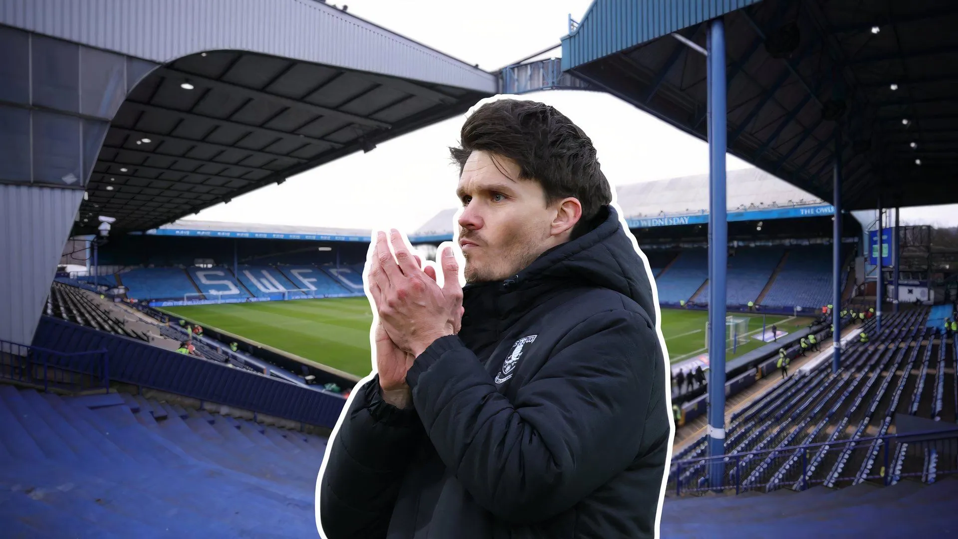 HLV Danny Rohl đứng cạnh biểu tượng CLB Sheffield Wednesday