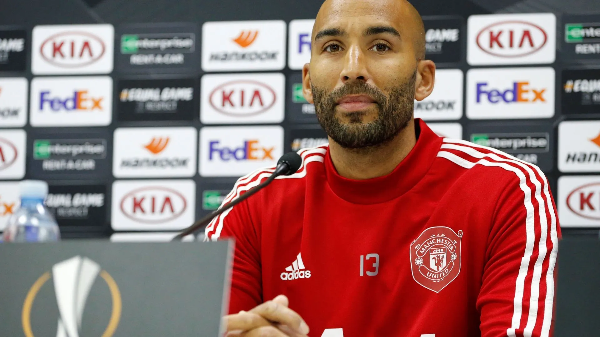 HLV Lee Grant của Huddersfield Town chỉ đạo bên ngoài đường biên