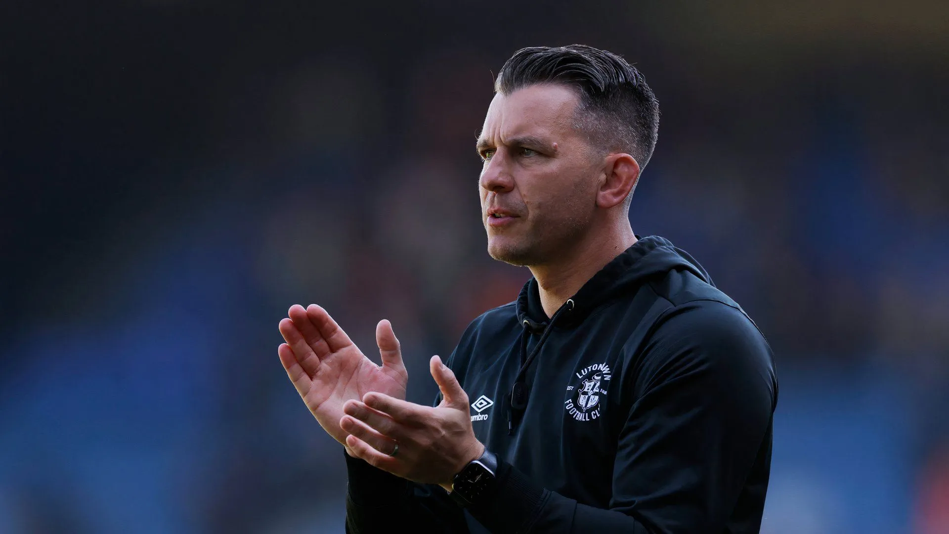 HLV Matt Bloomfield của Luton Town trong trận đấu