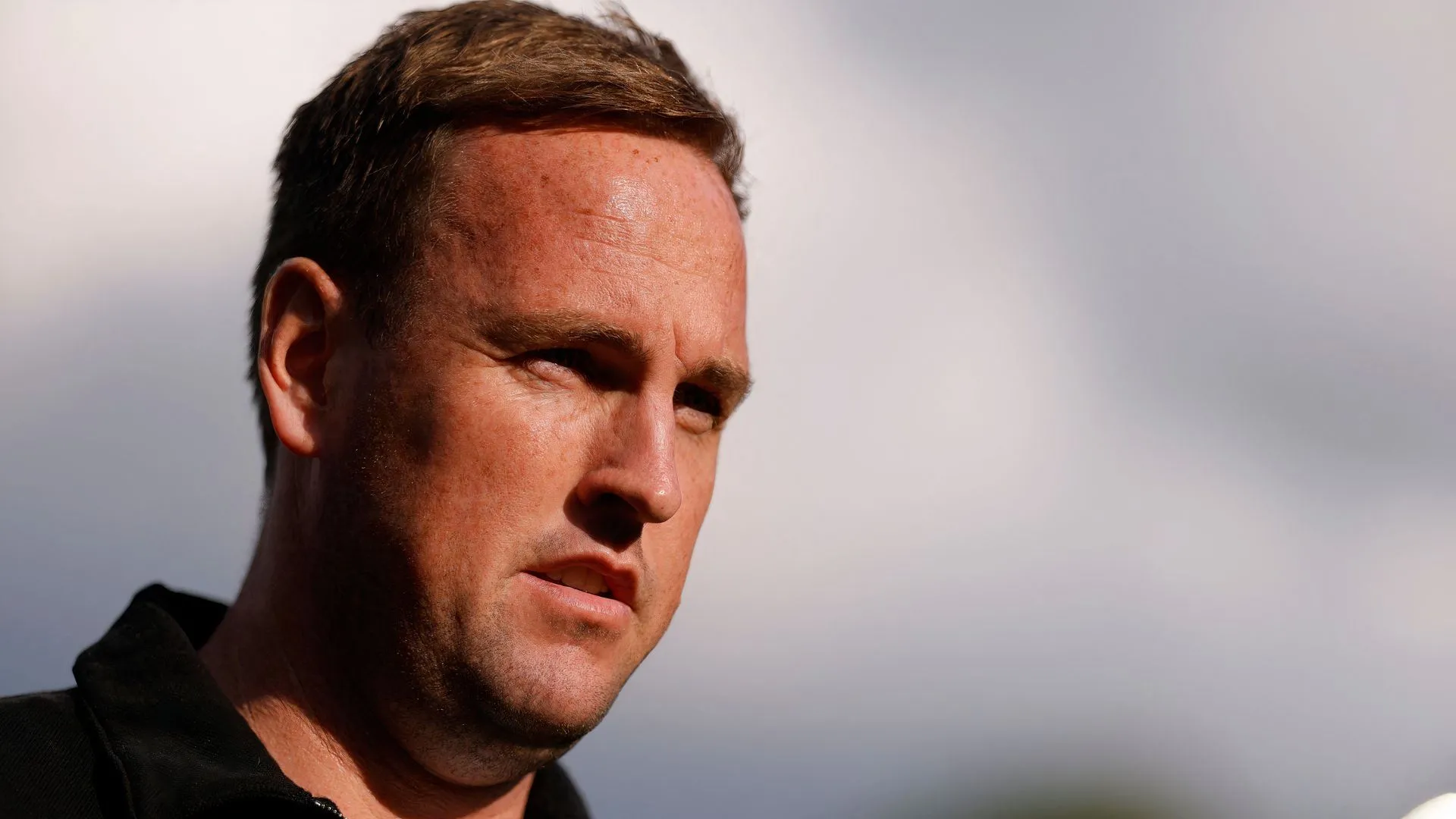 HLV Mike Dodds của Wycombe Wanderers trên sân