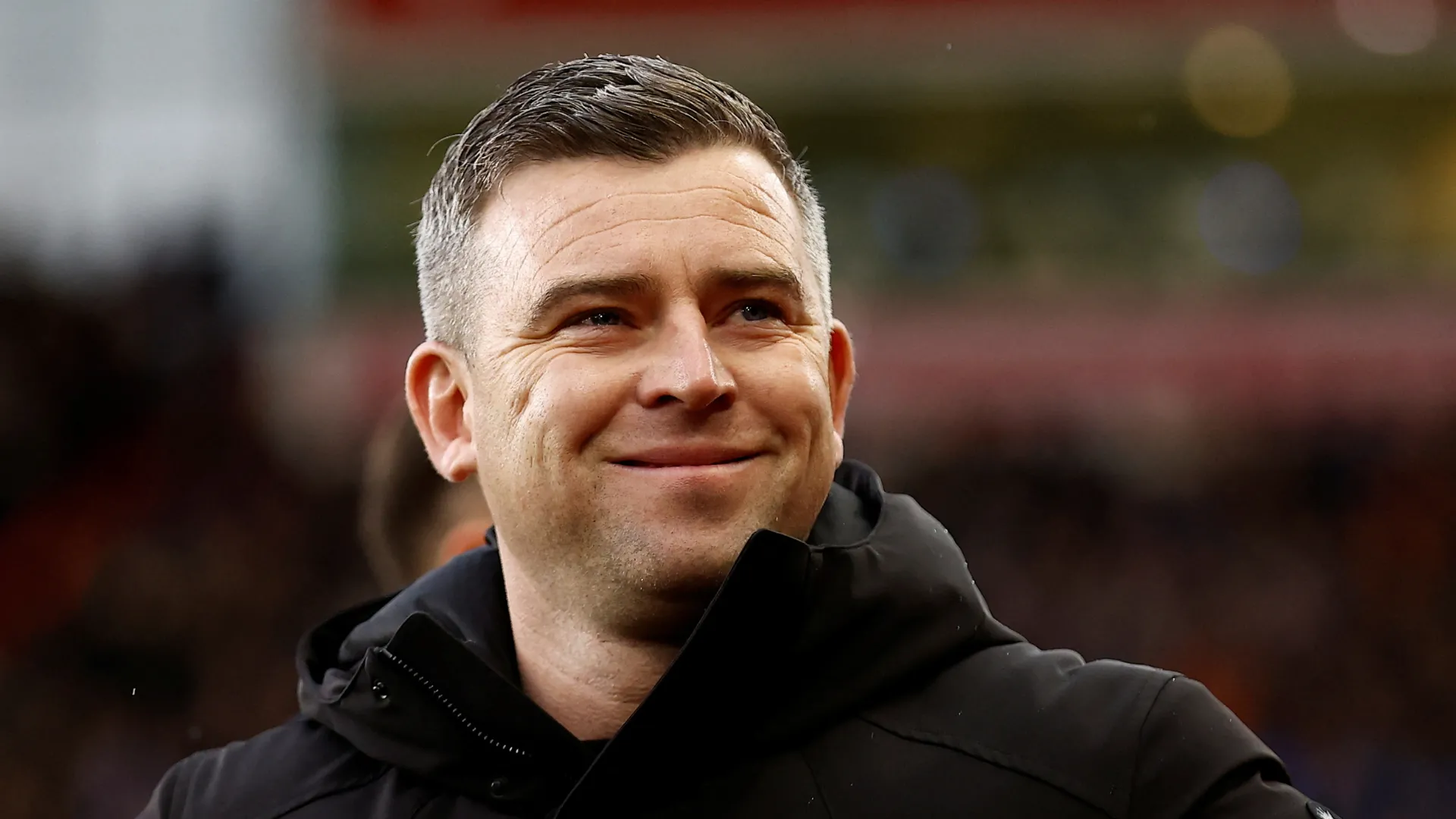 HLV Steven Schumacher của Bolton Wanderers trên sân
