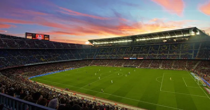Hoàng hôn buông xuống trên thánh địa Camp Nou, khoảnh khắc huyền ảo