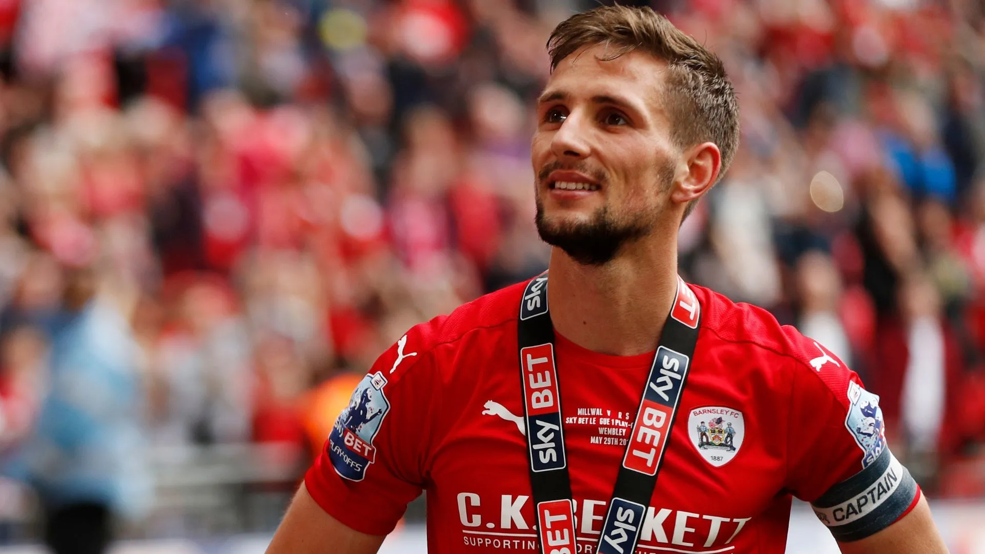 Huấn luyện viên Conor Hourihane của Barnsley theo dõi trận đấu