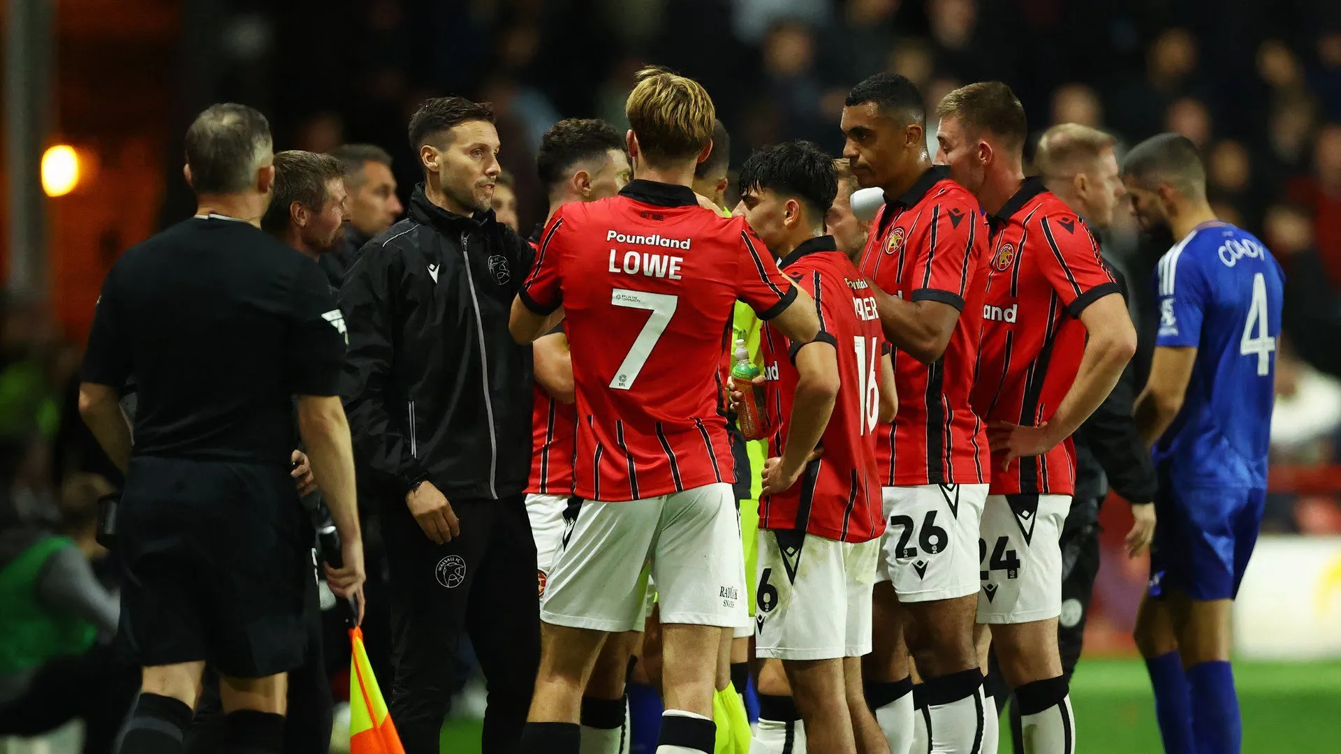 Huấn luyện viên Mat Sadler của Walsall trong một trận đấu tại League Two