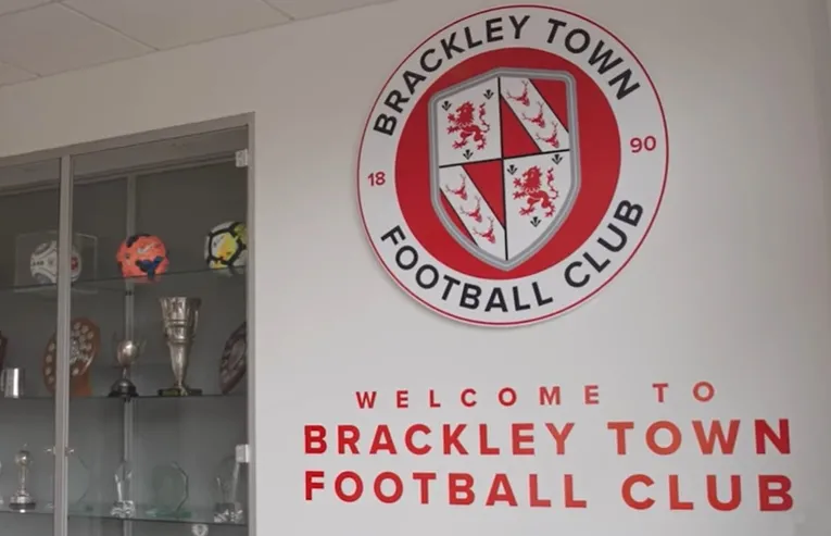 Huy hiệu câu lạc bộ Brackley Town FC với hình ảnh vị thánh
