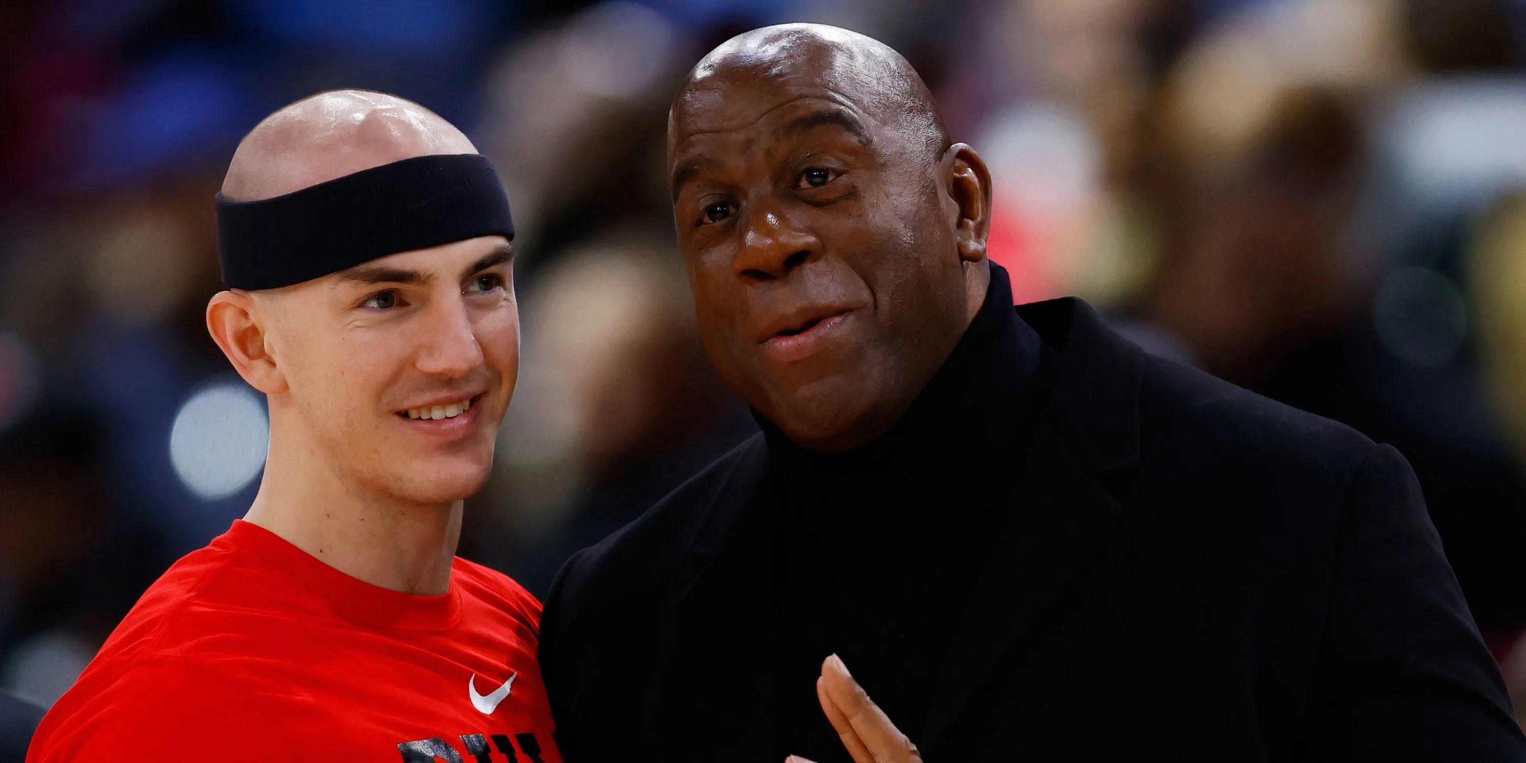 Huyền thoại bóng rổ Magic Johnson rạng rỡ bên logo LAFC, biểu tượng của sự tham gia của các siêu sao vào lĩnh vực sở hữu CLB bóng đá.