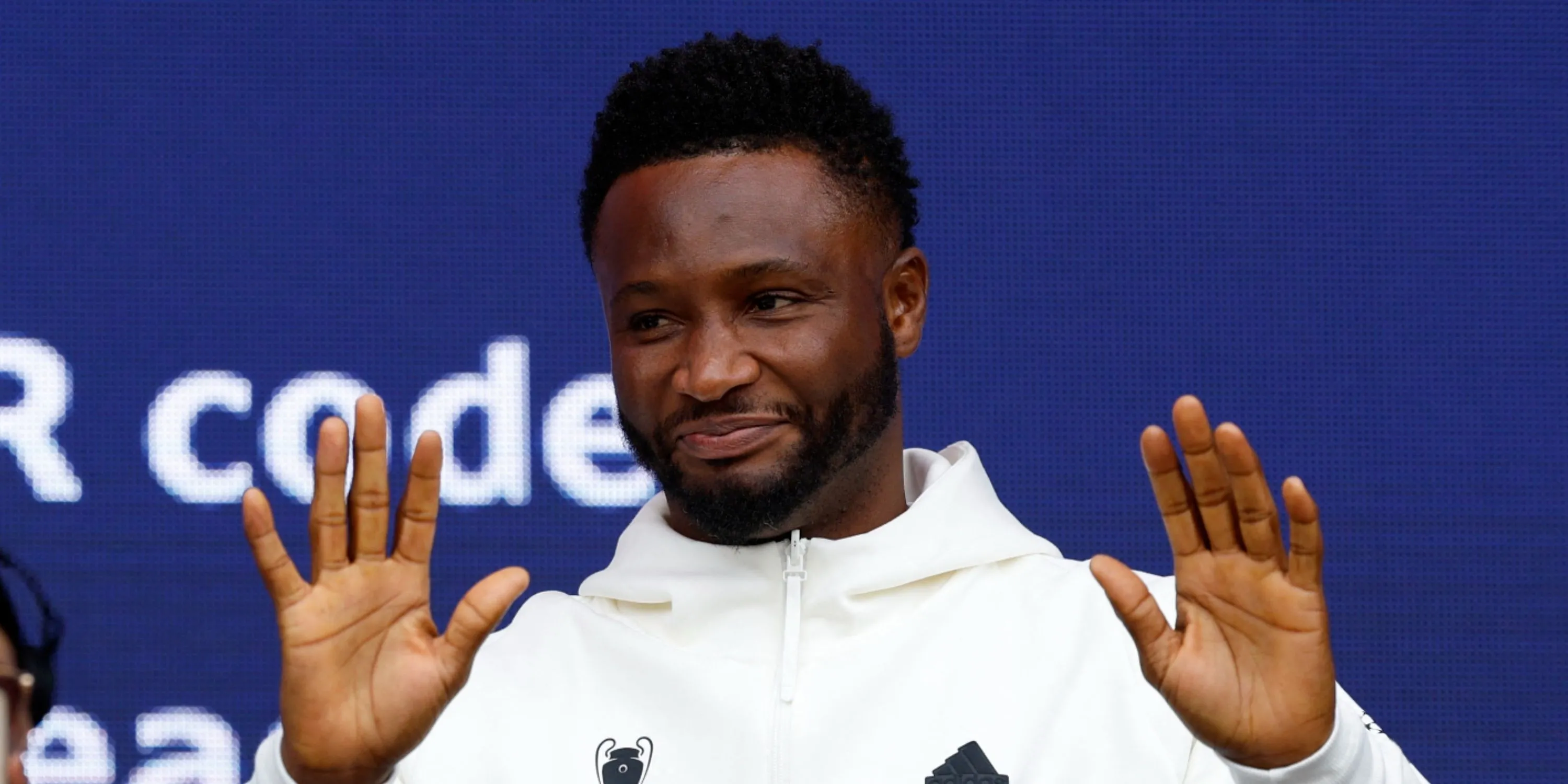 John Obi Mikel trong màu áo Chelsea, biểu tượng của thương vụ bị phá ngang kinh điển