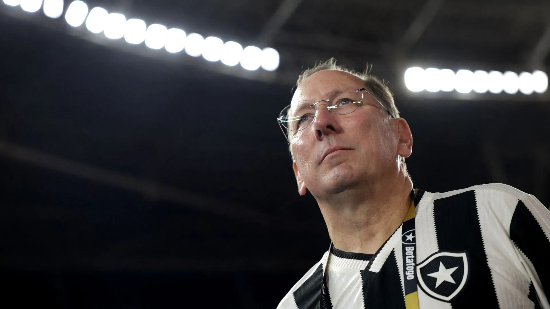 John Textor, tỷ phú Mỹ được đồn đoán quan tâm mua Sheffield Wednesday, mặc áo Botafogo